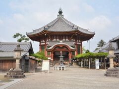 南円堂。江戸時代再建。西国三十三か所札所の一つでここだけなんか下町の雰囲気がします。