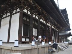 9：00になりました。窓口で東金堂と国宝館の共通チケットを購入。東金堂に入ります。中は国宝や重文の仏像が並んでおり荘厳な雰囲気がします。