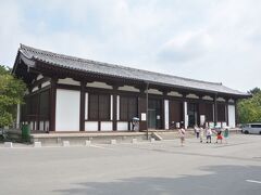 9：10頃国宝館入場。国宝館は食堂が建っていた場所に食堂を模して建てられている鉄筋コンクリート製の建物です。中には阿修羅像でお馴染みの八部衆立像や天燈鬼・龍燈鬼立像、銅像仏頭、金剛力士立像など見どころ満載。国立奈良博物館形無しです。9：50頃でます。