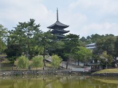 南の猿沢池越しに見る興福寺お馴染みのショット。私のほかにも何枚もいろいろ工夫して写真を撮っている人がいました。多分、この構図の写真、世界で何万枚か何十万内あるような気もするがやっぱり自分のこだわった写真を撮りたいですよね。9：05頃元興寺に向かいます。