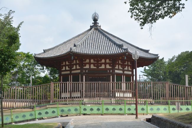 三重塔を北に進み北円堂。国宝。鎌倉時代再建。春と秋に特別公開で中に入れるはず（私まだ一度も入ったことありません）。現在周囲の回廊の復元工事の予定があるようで無粋なフェンスで仕切られてます。残念です。