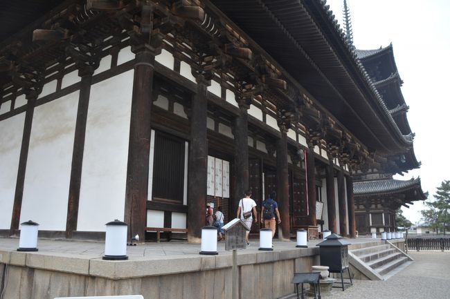 9：00になりました。窓口で東金堂と国宝館の共通チケットを購入。東金堂に入ります。中は国宝や重文の仏像が並んでおり荘厳な雰囲気がします。