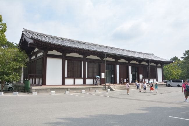 9：10頃国宝館入場。国宝館は食堂が建っていた場所に食堂を模して建てられている鉄筋コンクリート製の建物です。中には阿修羅像でお馴染みの八部衆立像や天燈鬼・龍燈鬼立像、銅像仏頭、金剛力士立像など見どころ満載。国立奈良博物館形無しです。9：50頃でます。