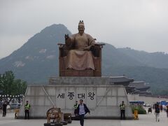こちらはハングルを作った朝鮮王朝第4代「世宗大王」一万ウォン札の肖像にもなってます。

そうそう・・・去年は「ハングルの日」祝日だとは知らずに韓国に来て、たいへんだったのよね。