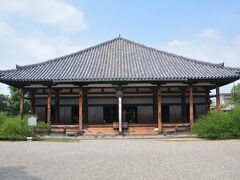 入場券を購入後、門から入ります。正面に見えるのが国宝の極楽堂。元興寺は元々は蘇我馬子が飛鳥に建てた法興寺が元となっているそうです。因みに当時の場所にも法興寺はのこり現在の飛鳥寺となっているそうです。かつては南都七寺の一つとされていて広大な敷地をもっていたそうです。。極楽堂は奈良時代の僧房を基に鎌倉時代に改築されたそうです。