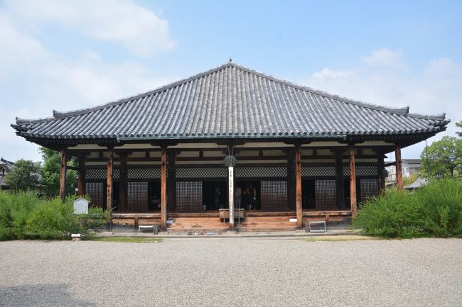 入場券を購入後、門から入ります。正面に見えるのが国宝の極楽堂。元興寺は元々は蘇我馬子が飛鳥に建てた法興寺が元となっているそうです。因みに当時の場所にも法興寺はのこり現在の飛鳥寺となっているそうです。かつては南都七寺の一つとされていて広大な敷地をもっていたそうです。。極楽堂は奈良時代の僧房を基に鎌倉時代に改築されたそうです。