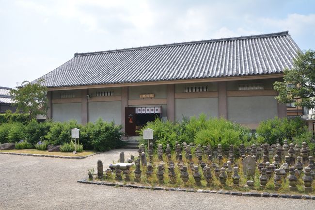 宝物館。鉄筋コンクリート製の最近の建物です。中は撮影禁止ですが、国宝の五重小塔が展示してあります。