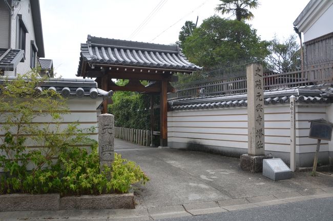 元興寺を出た後南にあるもう一つの元興寺を訪れます。2つの寺は元々同じ寺で、南のこちらは五重塔跡がひっそりと残ってます。