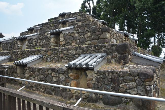 頭塔の様子。等間隔で瓦が載っていますが復元案では瓦は全周に渡っているようです。