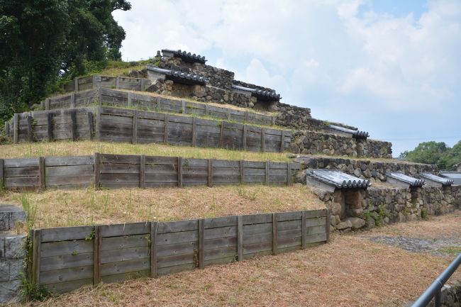 頭塔の南側は復元？されていない状態で展示してあります。