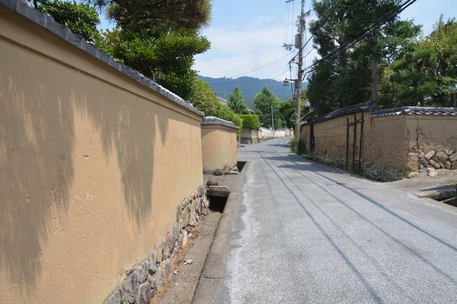 頭塔を後にして新薬師寺に向かいます。この辺は高畑というそうで土塀が雰囲気を出してます。<br />