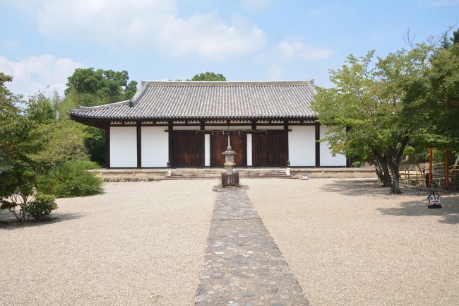 正面に国宝の本堂。奈良時代です。昔は大きな敷地を有していたそうで、伽藍も大きかったそうです。