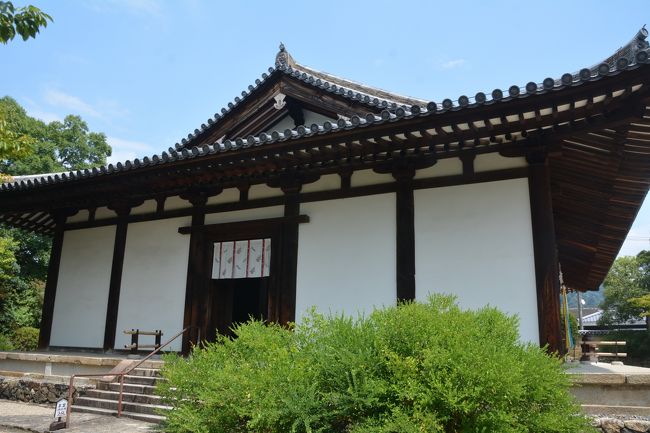 本堂入口。中は撮影禁止。堂内に国宝の薬師如来坐像とそれを取り巻く十二神将像（11体が国宝）が展示してあります。子供の頃来たとき子供心に十二神将像の生き生きした表現に感動した記憶があります。13：00頃からだったか、30分ほど住職による仏像の解説がありました。丁度タイミングがあったので拝聴させていただいたのですが、途中強烈な睡魔に襲われる。途中で外すのも失礼だし、何とか立ったまま最後まで耐えましたが、多分立ちながら睡魔と戦う私の姿をみて住職は不審に思ったのではないだろうか。