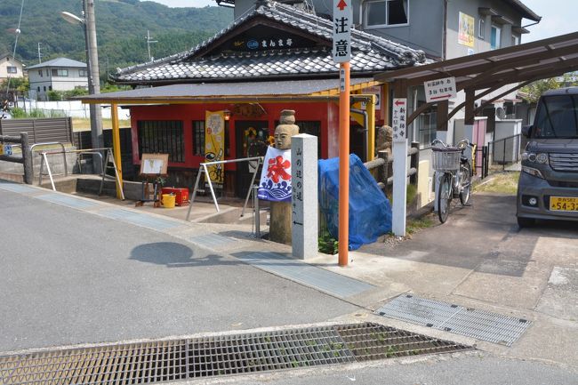 新薬師寺の前に山辺の道の石標があります。山辺の道は天理から桜井の南側半分が有名ですが、北半分は奈良から天理まで道が続いてます。暑いので行くか否か迷ったのですが、この先東南の白毫寺に向かいます。