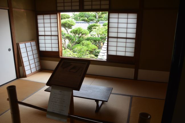 入って直ぐの数寄屋造りの2階。志賀直哉本人が設計したとの事。志賀直哉は小説家で代表作が「暗夜行路」だということぐらいしか知らず、暗夜行路も読んでません。今まで近くを通過したことはあったけど興味が湧かず今回初めて入ります。