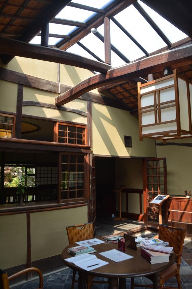 テラスです。天窓から光が差し込み、大変気持ちが良いです。