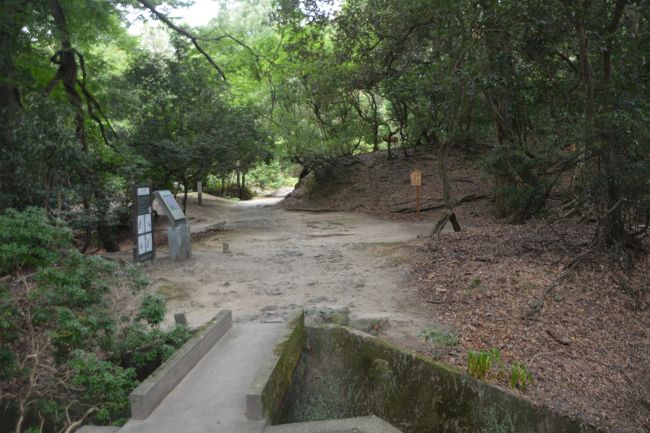 志賀直哉旧居の前から春日大社まで伸びているささやきの小路を進みます。