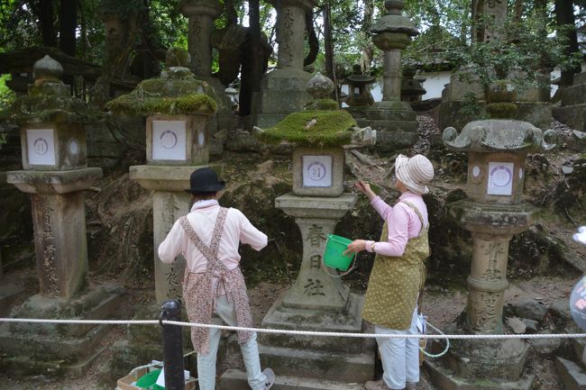 この日は中元万燈籠の日。燈籠に和紙を張って準備が進められてました。