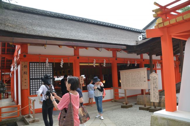 本宮の横の移殿（仮本殿）です。