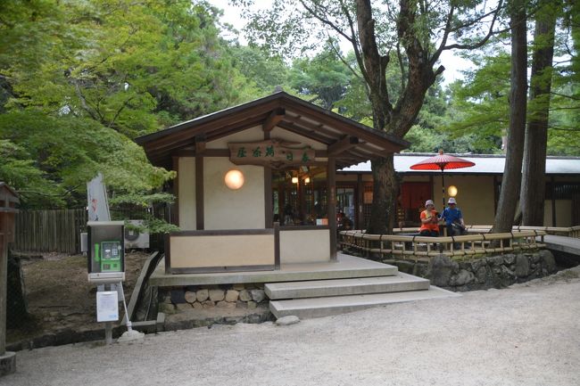 春日大社の参道にある春日荷茶屋で遅すぎる昼食を頂く。店のなかは混んでました。最初、ガイドブックに載っているので日本人ばっかりかと思ったのですが、入ってみると外人さん（アジア系）の方が多かった。16：10頃。