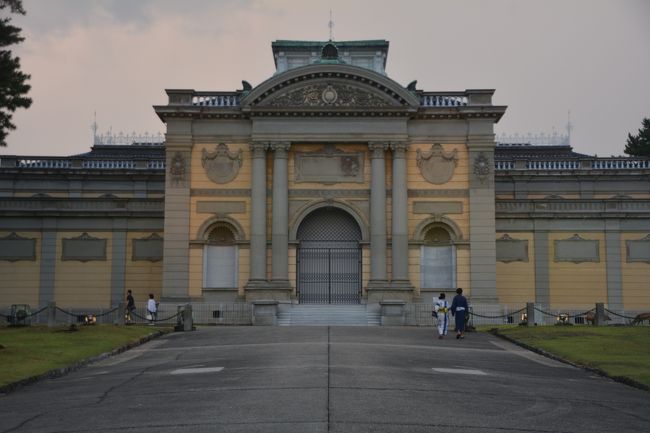 18：30博物館の見学終了。写真は仏像館南側。本来はこちらが正面として設計されたのかな。夜は中元万燈籠を見ようと思いますが、まだまだ明るい。