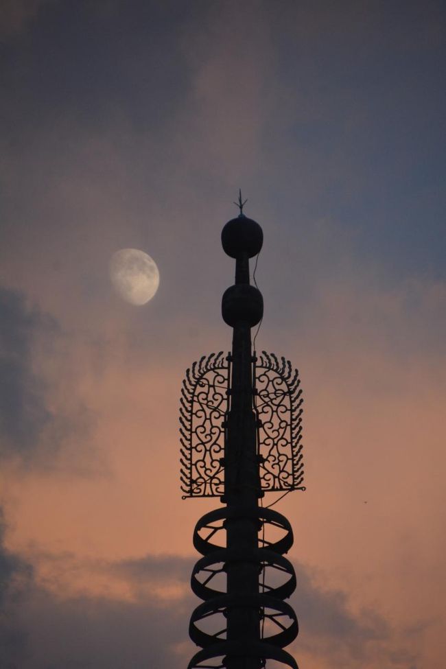 途中、興福寺をチラッと立ち寄ります。丁度五重塔の相輪越しに、まるでデススターのような月が。