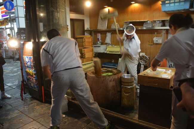 東向商店街をブラブラしていたら中谷堂さん名物高速餅つきを実演していました。外人さん達も喜んで見てました。