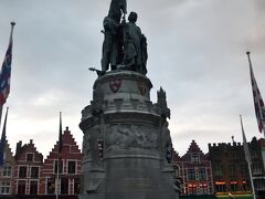 ヤン　ブレイデルとピーター　デ　コーニンクの像というらしい。