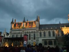 ブルグ広場では音楽のイベントが始まるようで、ものすごい人出です。
さすがビールの国。ビールスタンドが出ていて、みんなビールを飲んでいます。