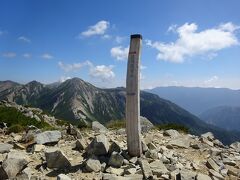 3回目の三俣蓮華岳山頂。標識が曲がっています。
長野県、岐阜県、富山県の県境でもあります。