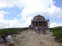 雲ノ平山荘。ここも布団1枚につき2名のご案内とのことでした。