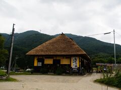 おぉ、写真で見たことのある風景だわ。

趣のある茅葺きの屋根・・・。