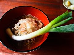 変わった蕎麦が眼前に表れましたね〜。

大内宿名物、「ねぎ蕎麦」。
これをお箸を使わずに、葱を使って食するのです。

蕎麦を食べつつ、薬味として葱をかじりながら・・・。
こんなんで蕎麦をすくえるのかとご心配の皆さん！
結構、すくえてしまう所が面白いですよ。