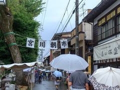 そして、ここに来たら日本３大朝市の１つである、宮川朝市を訪ねてみました。
日本３大朝市は、輪島、宮川と勝浦もしくは呼子です。

あまりの人の多さに写真を撮りませんでしたが、ここで扱っているものは土地柄のせいか野菜がメイン。
魚介類を取り扱わない朝市は初めてなので興味深く拝見し、飛騨高山に別れを告げることに