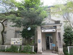現存する日本最古の昆虫専門博物館。

建物は大正8年の開館当時のものだとか。

割引券がロープウェー乗り場の売店に
