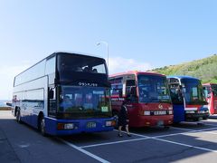 フェリーターミナルのそばから定期観光バスに乗ります。ペンションから送ってもらえます。