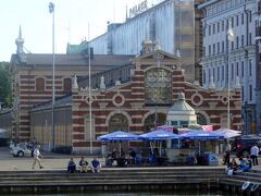 さあ、街歩きスタートですが、今回は歩かずクルージング。
Ylioppilastalo停留所からトラムを乗り継ぎKauppatori停留所で下車。
オールドマーケットホールが綺麗に見えます。
