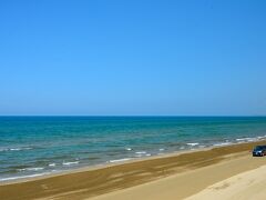 あ、砂浜を走ってる走ってる（笑）
海も予想以上に綺麗な感じで、まさに夏らしい一情景といった絵。