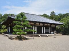 秋篠寺本堂です。国宝。鎌倉時代の建立だそうです。中は飾り気はないですが大変厳かな雰囲気で仏像が多く並んでいます。13：00後にします。