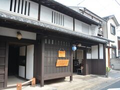 ガイドブック片手に何とかたどり着いたならまち格子の家。古い建物ではなく、江戸時代の頃の建物を再現した建物だそうです。見学時には再現の建物とは全く気が付かず。