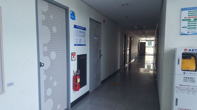 エントランスから見える廊下。<br />寮っぽい雰囲気