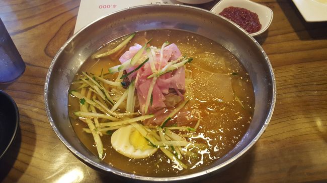 すぐに水ミルミョンが到着しました！<br />写真じゃ伝わらないけど、器でかーい！！<br />冷たい氷が入ってて、出汁がなんともさっぱりしていい味！<br />お肉はほんのり漢方っぽい味が。なんだろ？