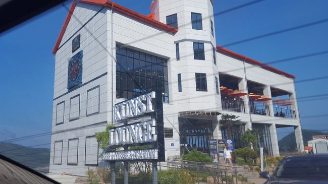 ようやく南海のドイツ村に到着しました。<br />結構遠かった・・・<br />ドイツだけあってドイツビールを売ってるお洒落なカフェバーが並んでいます。