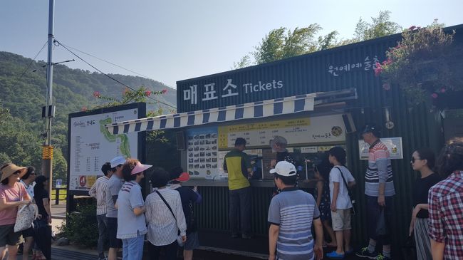 奥に到着して、入場料を払ってこれから入るのがドイツ村だと思ったけど、<br />パンフレットを見る限りこの先は「園芸芸術村」というみたい。