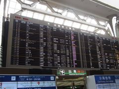 ゆめちゃんの卒業旅行の日がやって来ました！

私の従姉妹（ゆめちゃんのおかあさん）と旦那さんが迎えに来てくれて、成田空港まで送って下さいました。
朝早くからありがとう♪

ちなみに従姉妹のお家は車で5分ほど。
ご近所です。

途中、少し道が混んでいましたが、2時間ほどで成田空港に到着です。

成田空港の出発ロビー。
この電光掲示板見るといつもわくわくしちゃう♪

それにしても小学校の卒業旅行で海外に行かせてもらえるなんて、羨ましいな〜。
