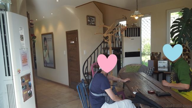 カウンター前にテーブルと、奥にもテーブルがありました。