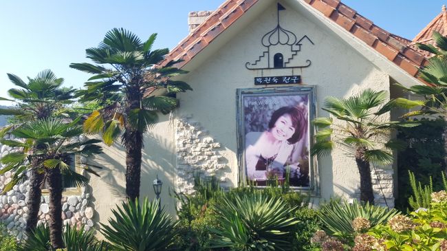 外にもでかでかと写真が。