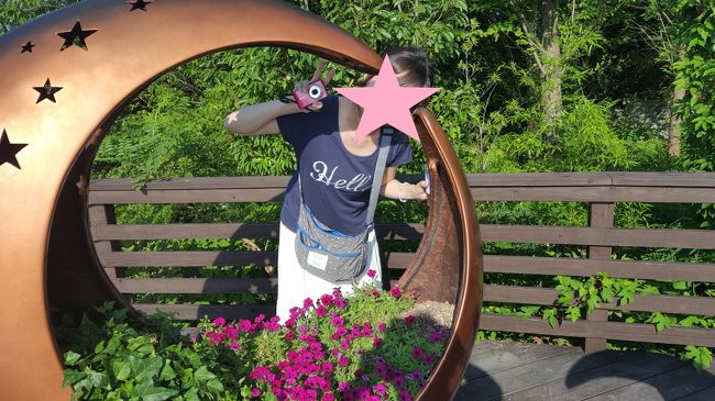 月の形の園芸に挟まれてパチリ