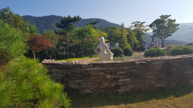 開けたところに文化館というものがあってトイレもあります