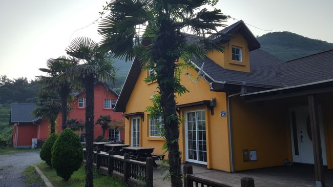 マイナーだけど、一つ一つの家が可愛いです。<br />この建物は建物ごと貸し出すペンションホテル<br />正確な値段は聞いたのに忘れちゃったけど、建物ごとだし今は繁忙期だからかなりお高かった！